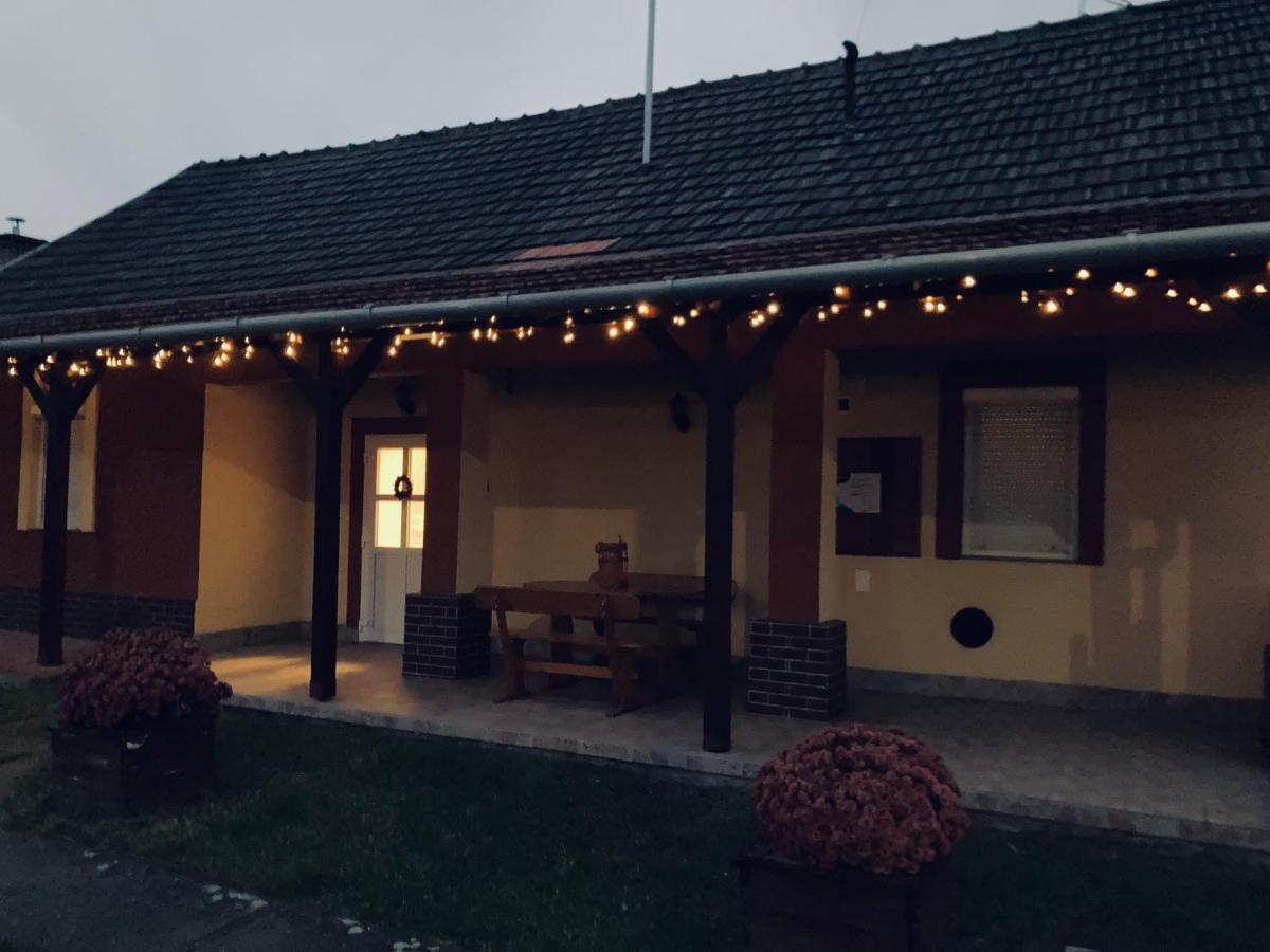 Tiszavirag Vendeghaz Apartment Tiszacsege Екстериор снимка
